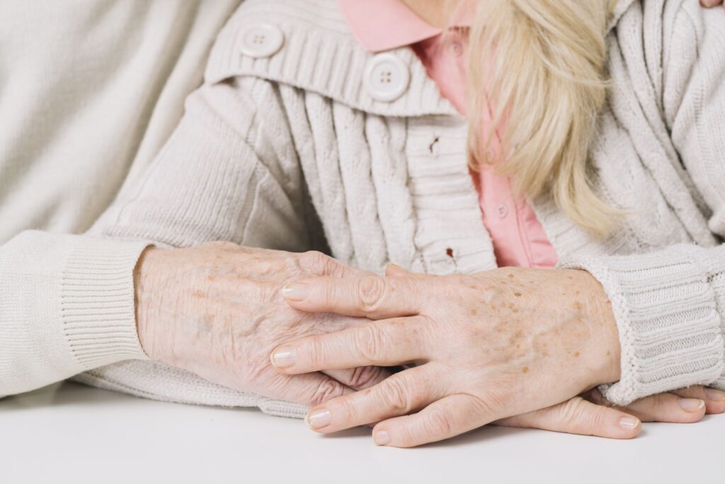 femme senior en EHPAD avec les symptômes de la maladie de Parkinson